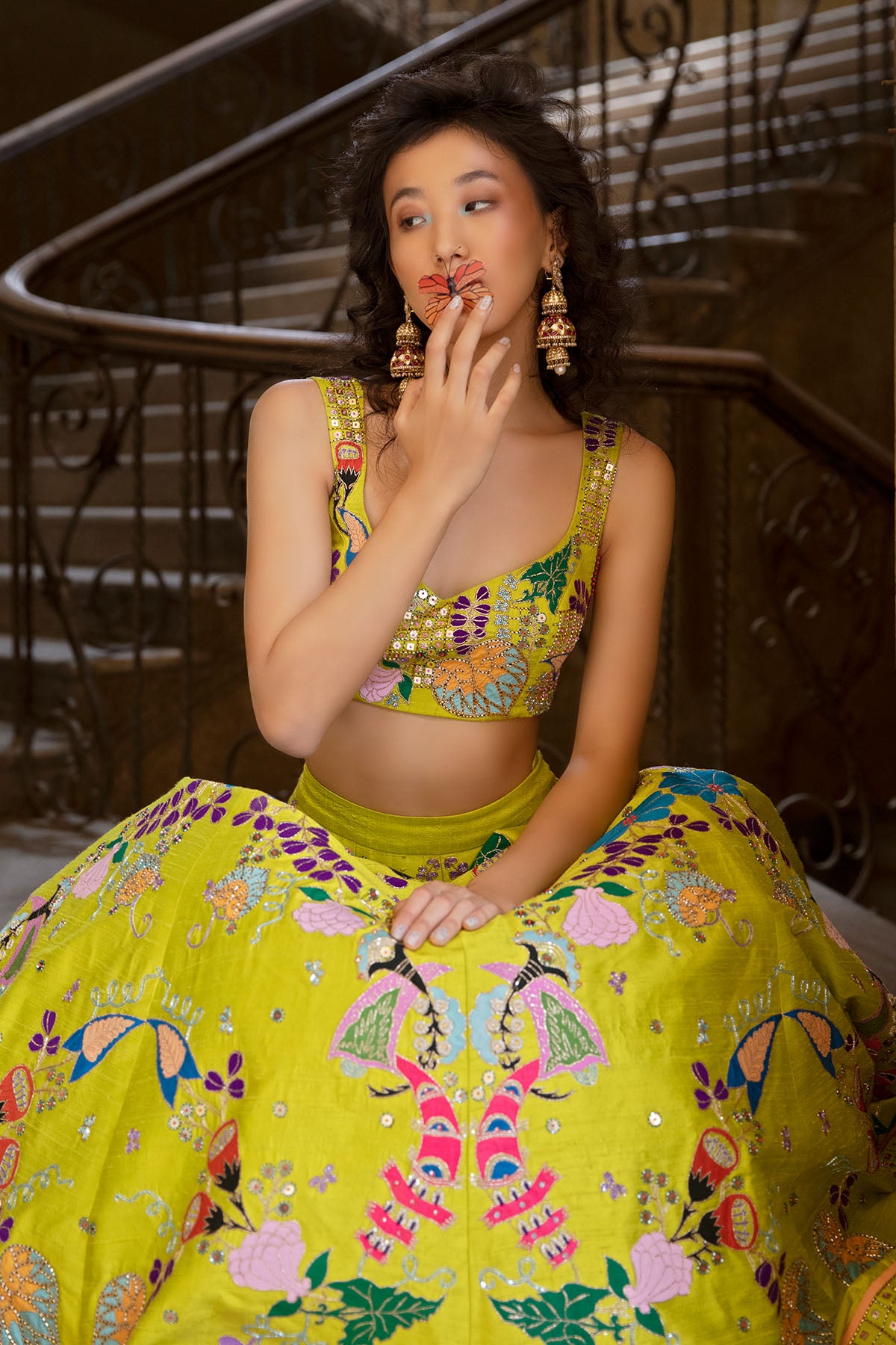 Raw silk border embellished in floral patterns