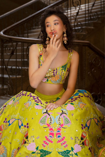 Raw silk border embellished in floral patterns