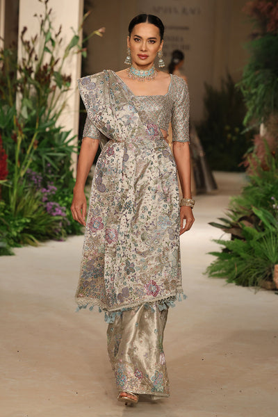 Flowing pallu presenting tissue sheen, brocade depth, and applique embellishment
