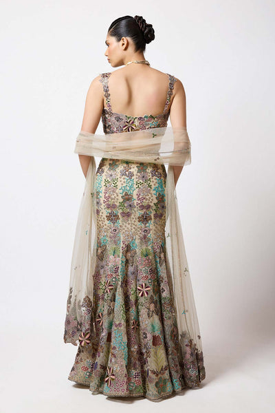 Applique embroidery and neckline close-up beige outfit