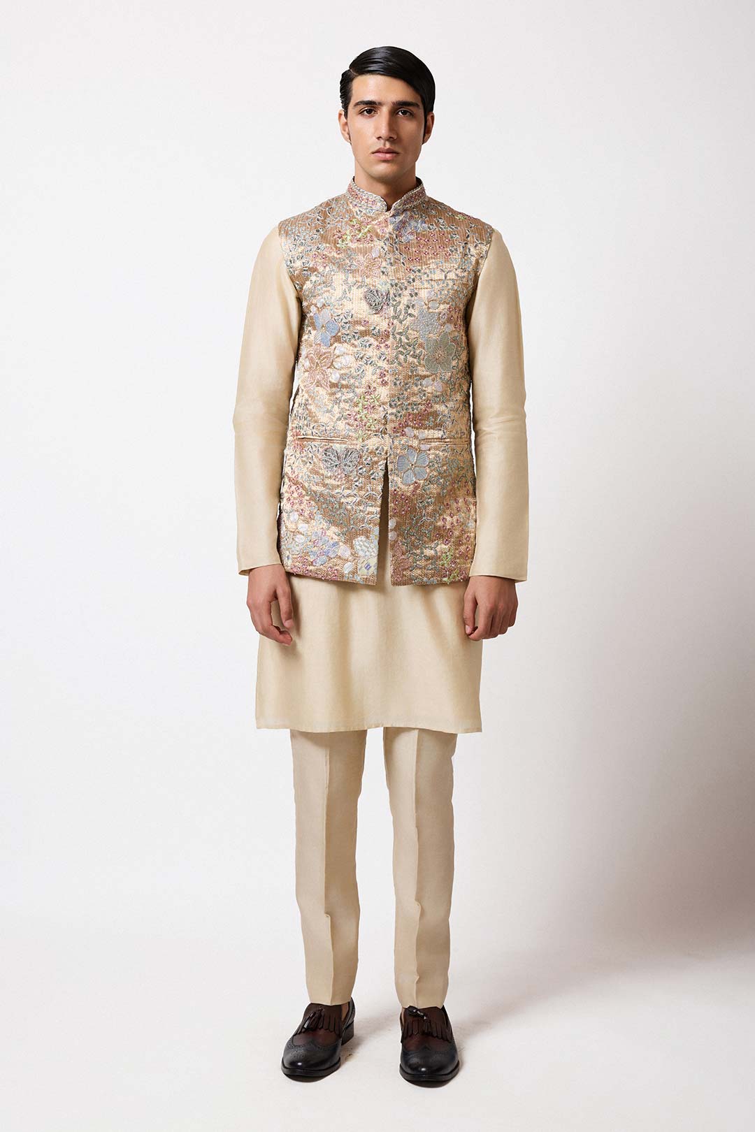 Woman wearing Aisha Rao Matilda Desert Gold Applique Embellished Banarasi Tissue