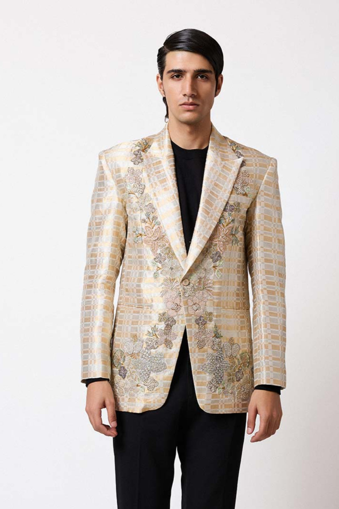 Woman wearing Aisha Rao Matilda Ivory - Gold Applique Embellished Banarasi Tissue