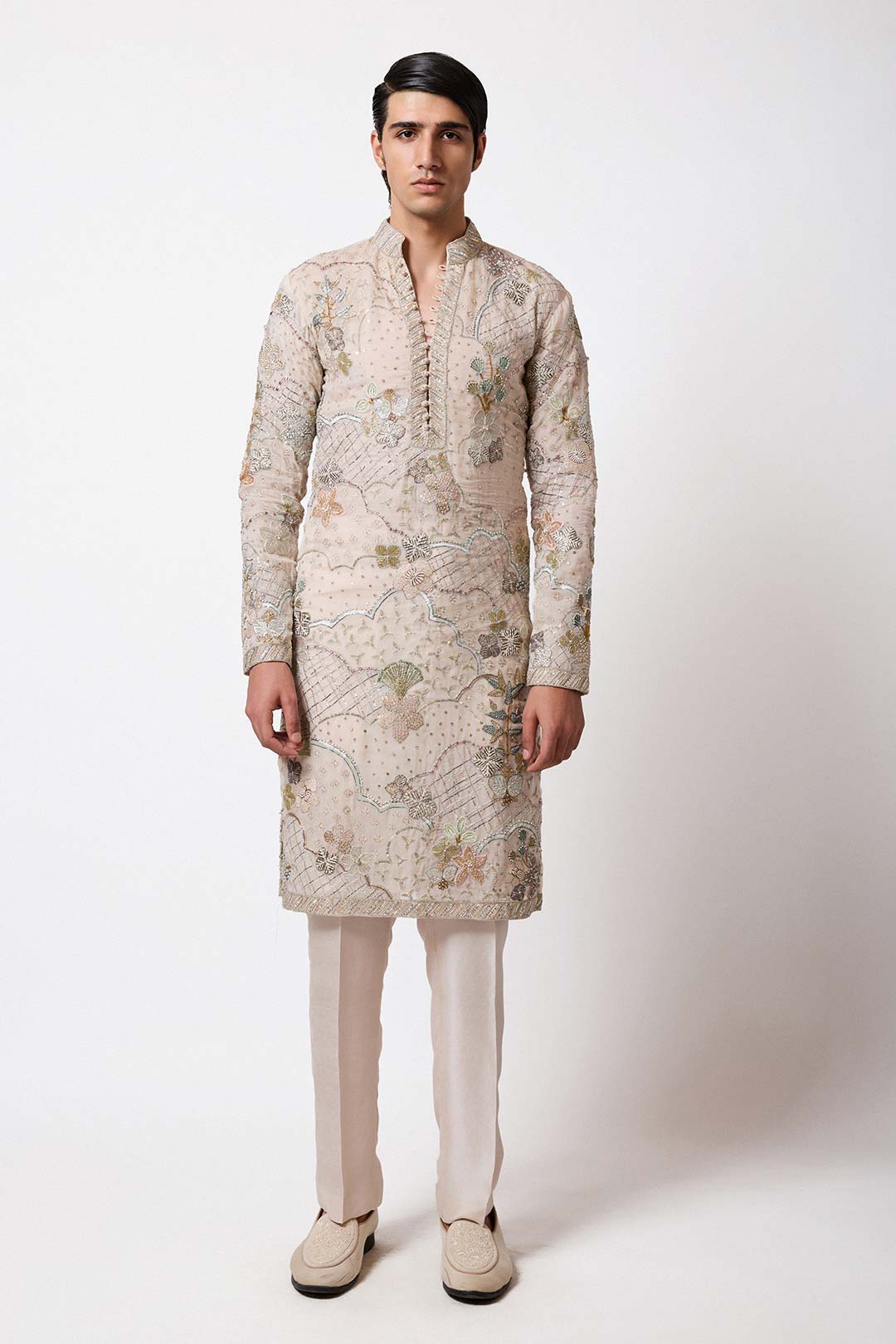 Woman wearing Aisha Rao Matilda Ivory Applique Embellished Scallop Organza Kurta