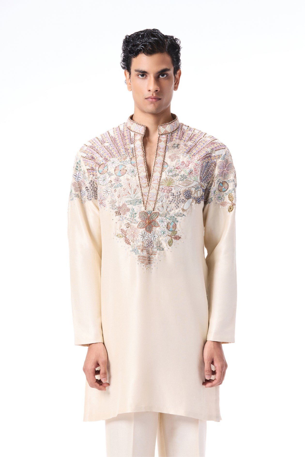 Man wearing a ivory kurta with floral embroidery 