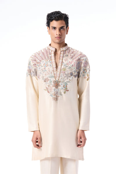 Man wearing a ivory kurta with floral embroidery 