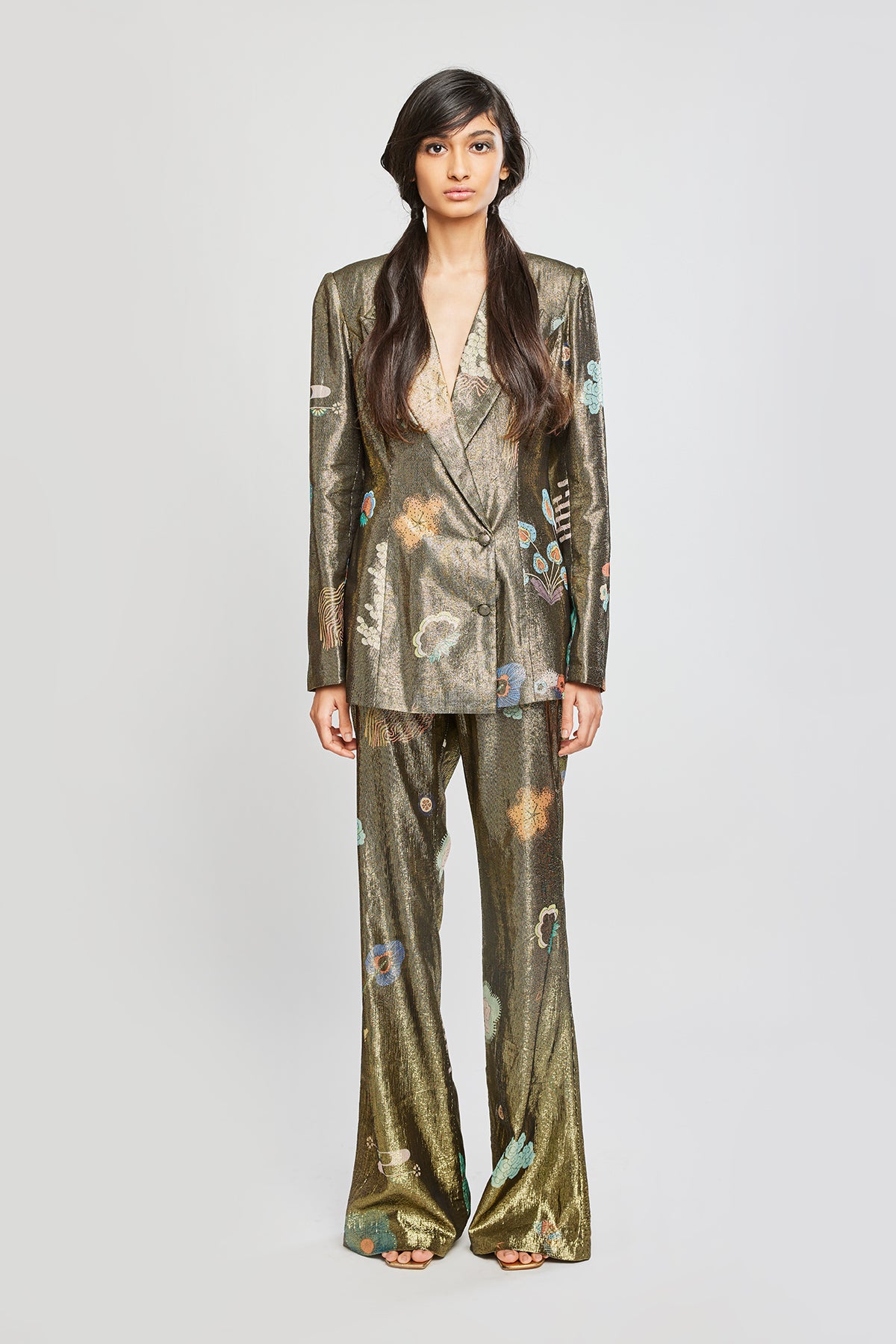 Left side view of Trencadís gold dobby double-breasted blazer with pants