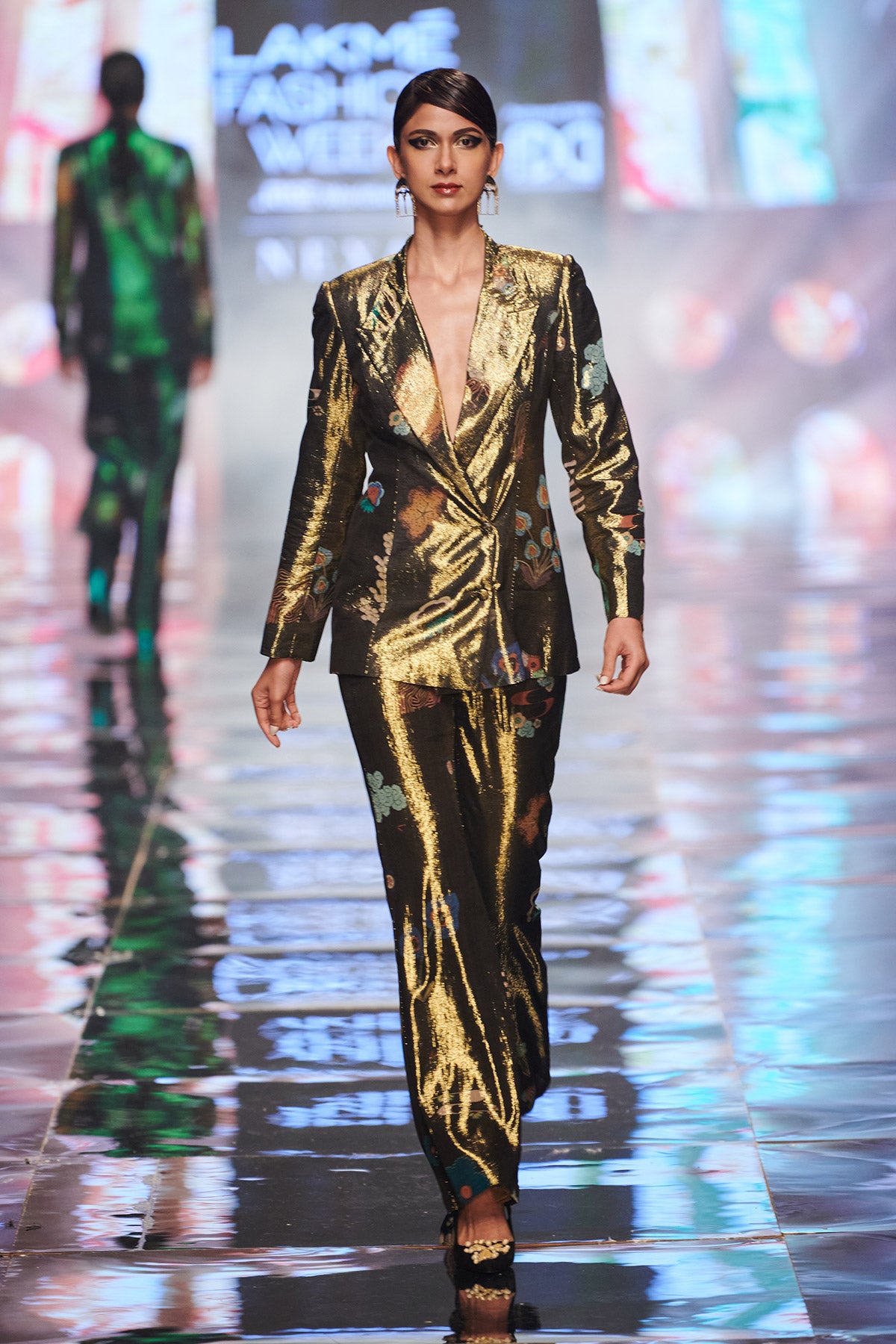 Right side view of Trencadís gold dobby double-breasted blazer with pants